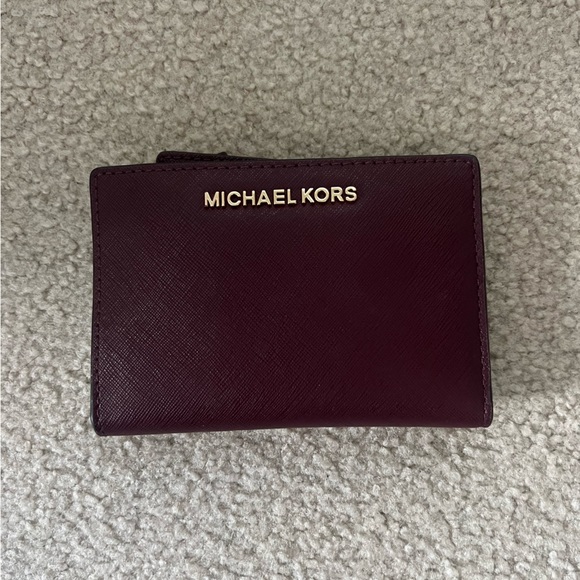 Jet Set Large Saffiano Leather Crossbody Bag Merlot 2 double snap wallets - Picture 4 of 6